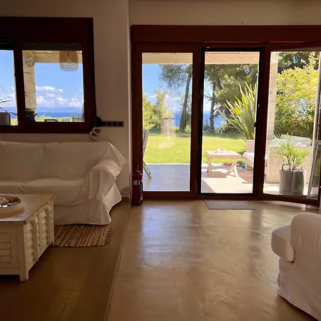 Cute House By The Sea *