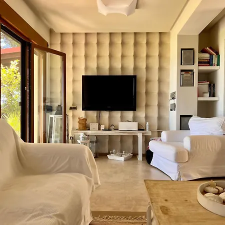 Semesterbostad Cute House By The Sea